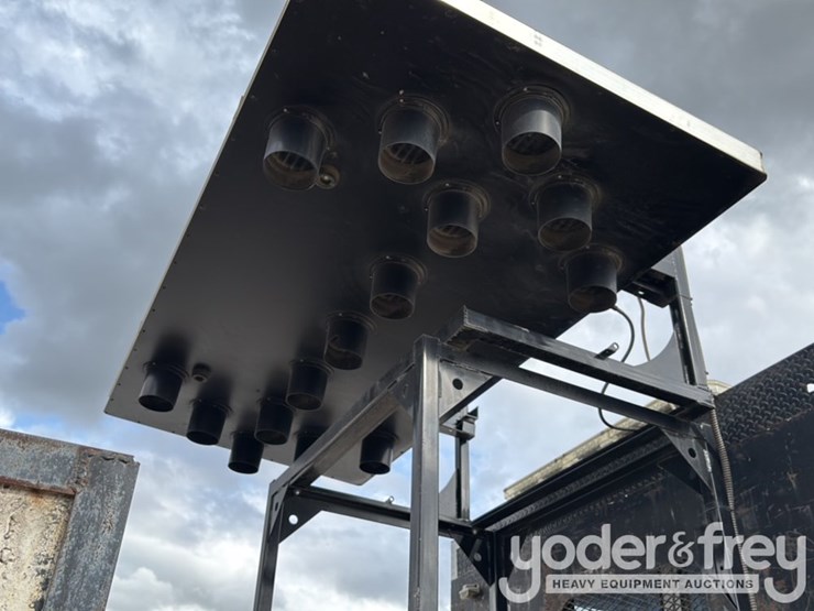 2002-freightliner-fl70-image-33