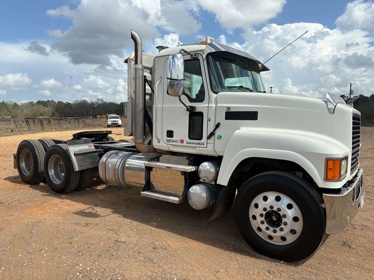 2013-mack-ch613-image-4