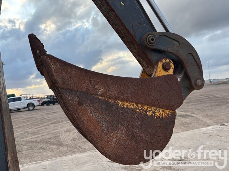 2019-deere-310l-image-33