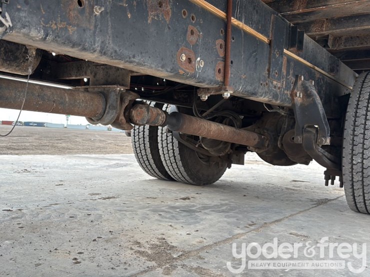 2002-freightliner-fl70-image-19