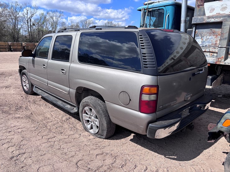 2002-chevrolet-suburban-image-3