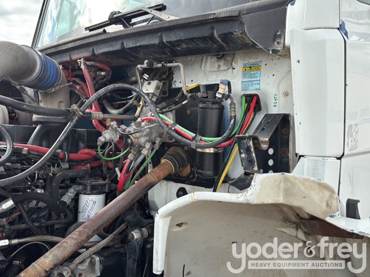 2002-freightliner-fl70-image-35