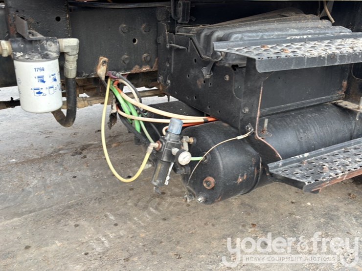 2007-international-7600-image-35