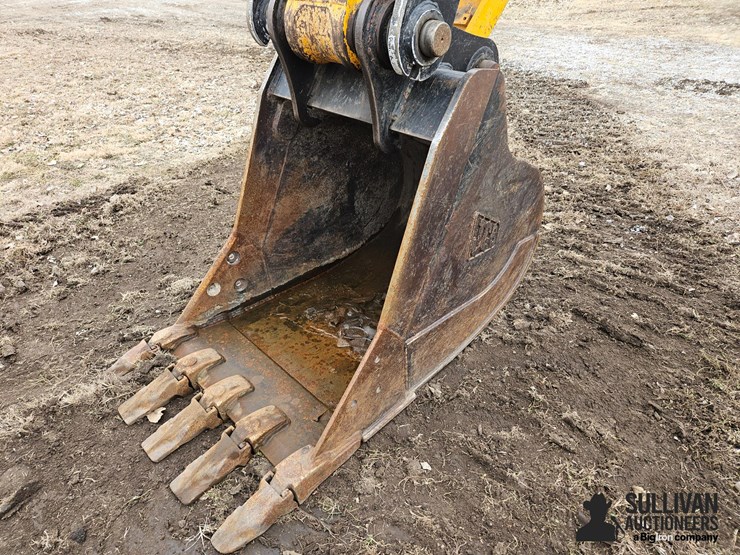 2018-jcb-220x-lc-image-16