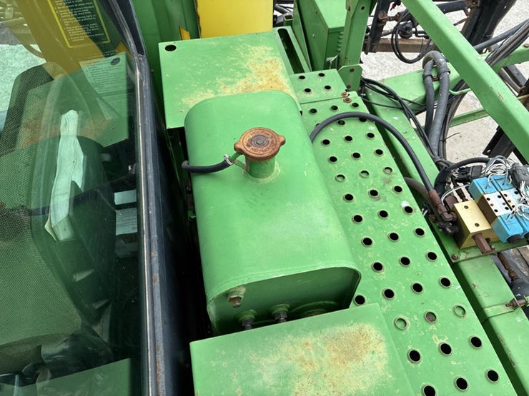 2000-john-deere-6700-image-56