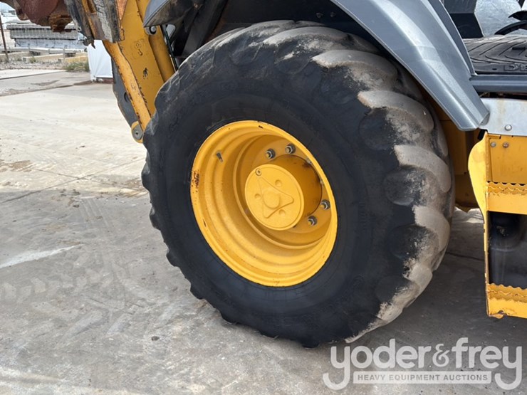 2018-deere-310l-image-17