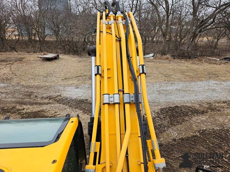 2018-jcb-220x-lc-image-10