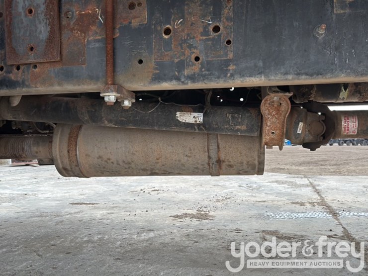 2002-freightliner-fl70-image-17