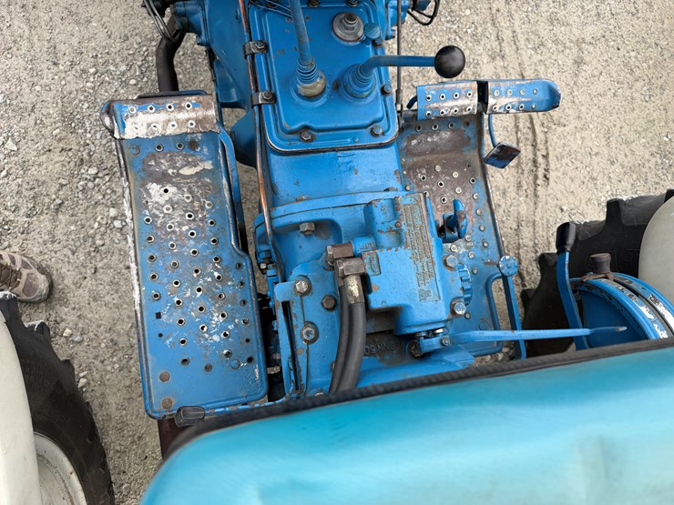 1985-ford-3910-image-7