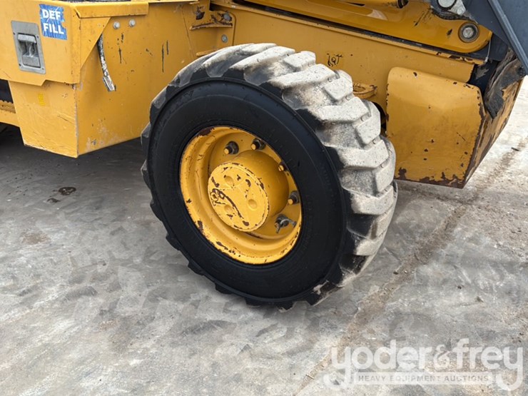 2018-deere-310l-image-15
