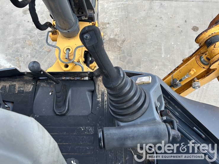 2018-deere-310l-image-44