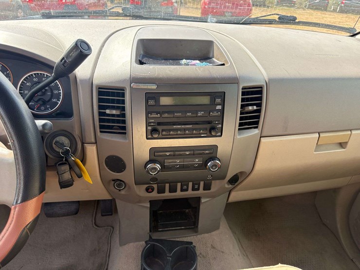 2010-nissan-titan-se-image-15