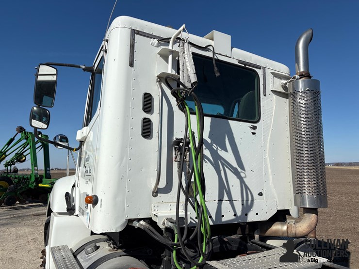 2004-freightliner-columbia-120-t/a-day-cab-truck-tractor-image-11