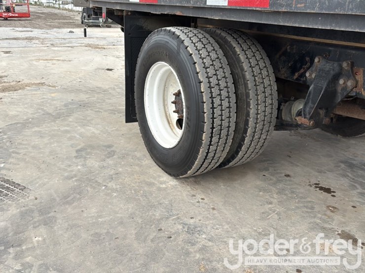 2002-freightliner-fl70-image-15