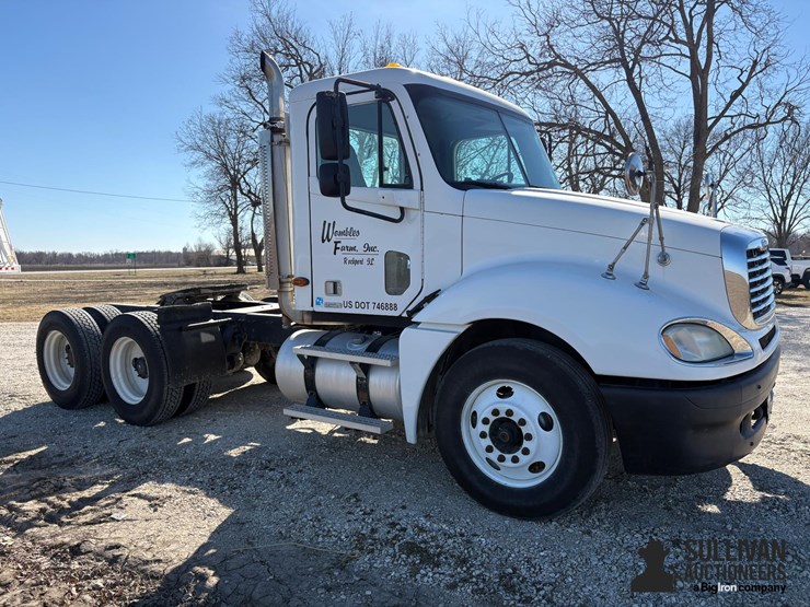 2004-freightliner-columbia-120-t/a-day-cab-truck-tractor-image-3