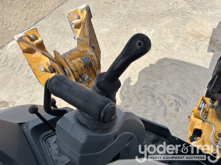 2020-deere-310l-image-45