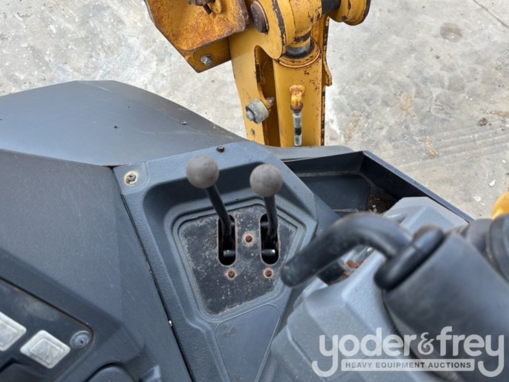 2018-deere-310l-image-47