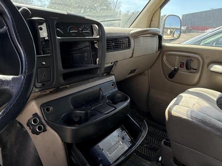 2001-chevrolet-express-3500-image-19