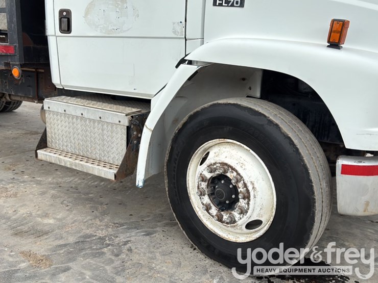 2002-freightliner-fl70-image-13