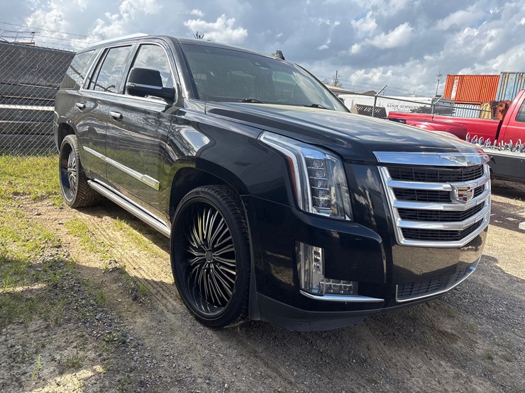 2015-cadillac-escalade-image-2