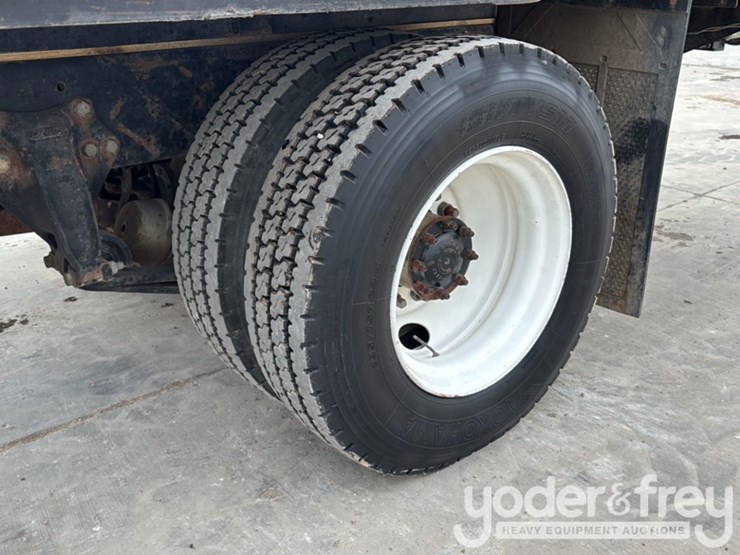 2002-freightliner-fl70-image-11