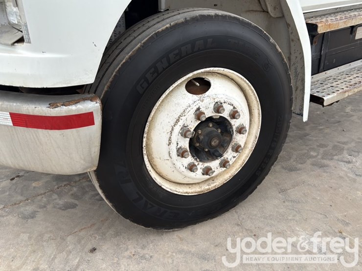 2002-freightliner-fl70-image-9