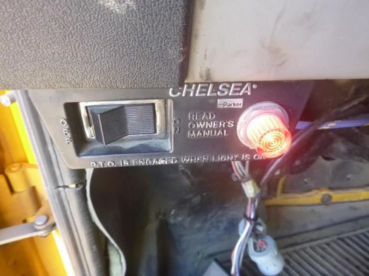 2004-freightliner-fl70-image-7