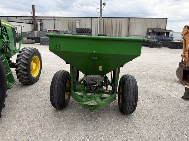 john-deere-300-image-5