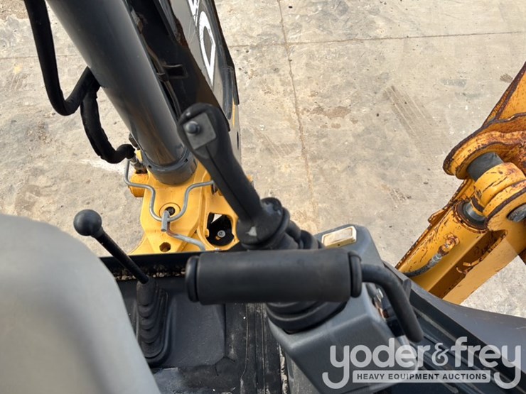 2019-deere-310l-image-46