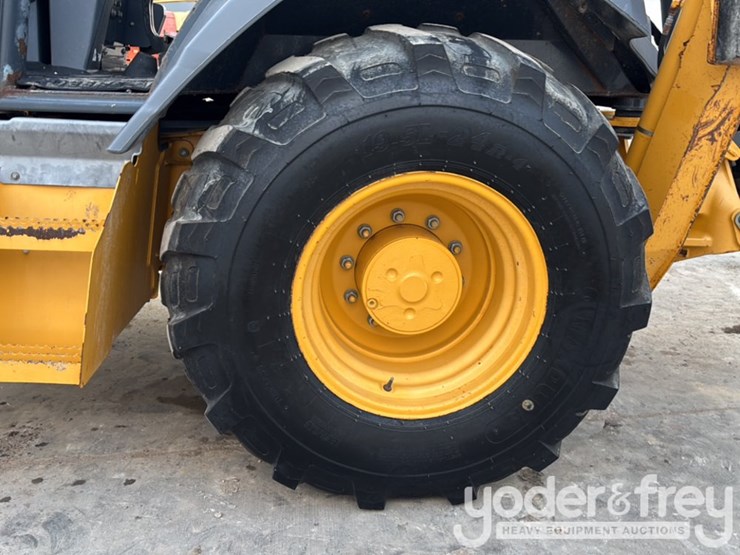 2019-deere-310l-image-12