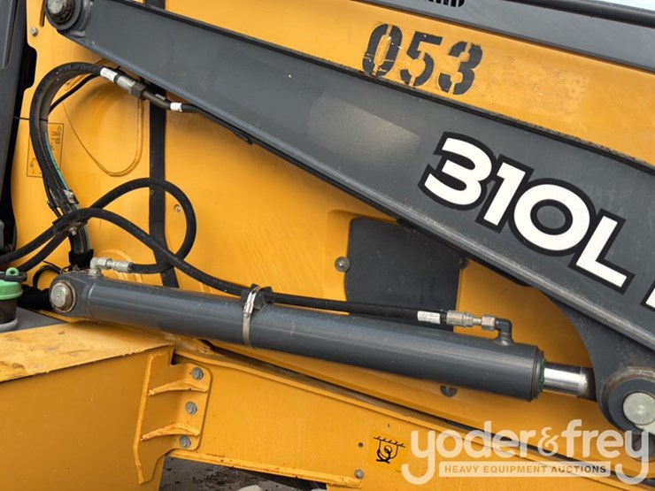 2019-deere-310l-image-24