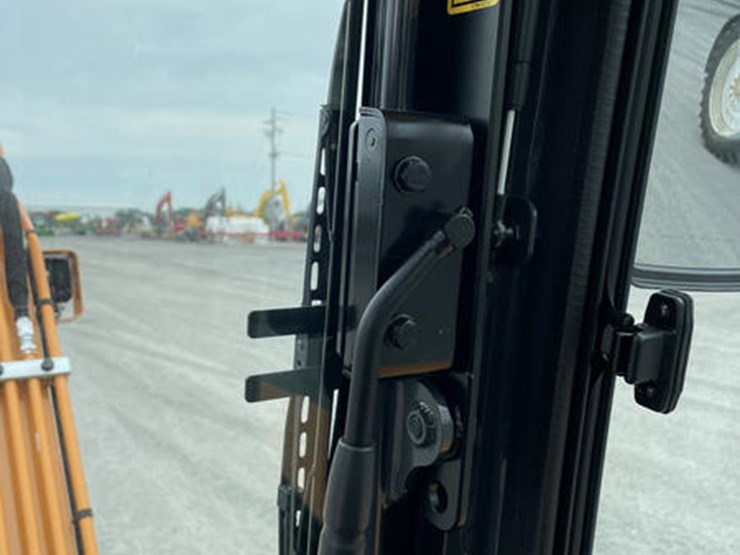 2024-case-cx30c-image-33