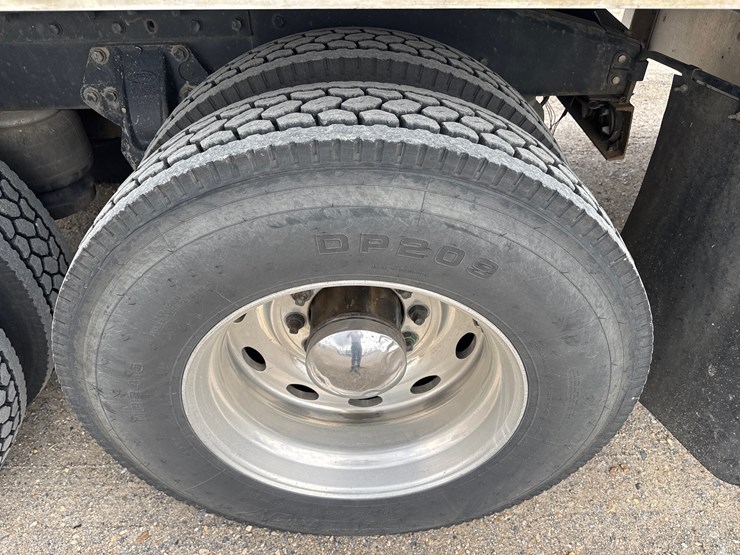 1996-peterbilt-379-image-3