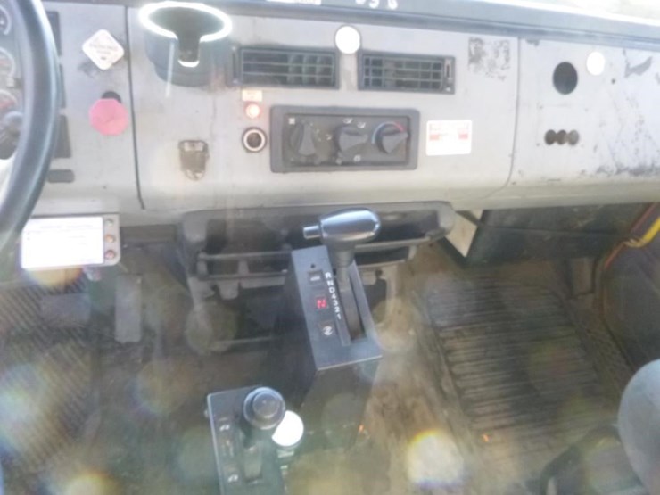 2004-freightliner-fl70-image-18