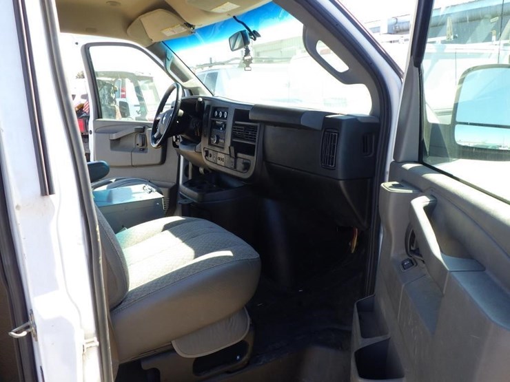 2018-chevrolet-express-2500-image-6