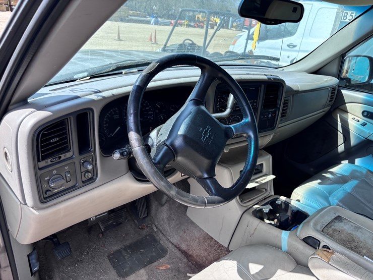 2002-chevrolet-suburban-image-8