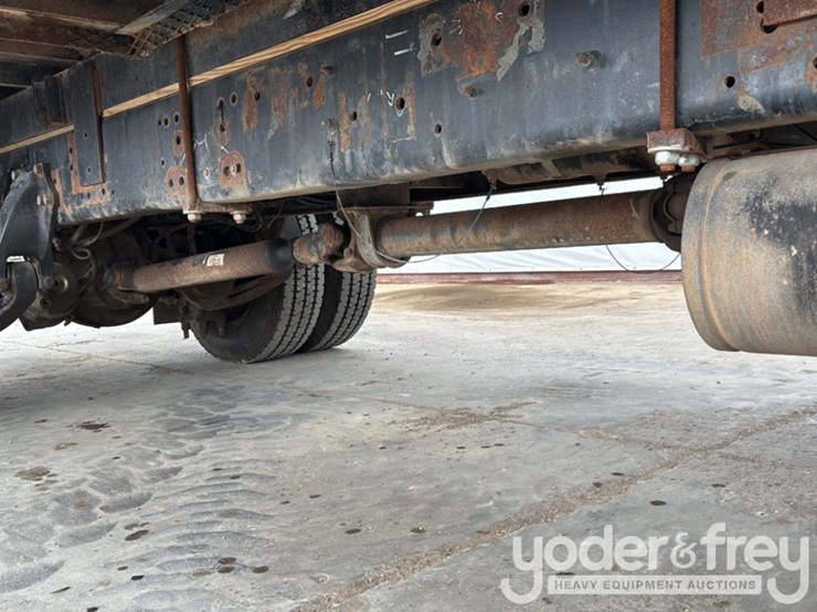 2002-freightliner-fl70-image-21