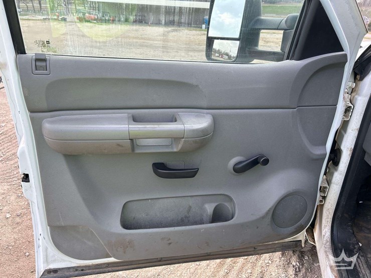 2008-gmc-3500-hd-4x4-ext.-cab-9ft.-flatbed-truck-image-11