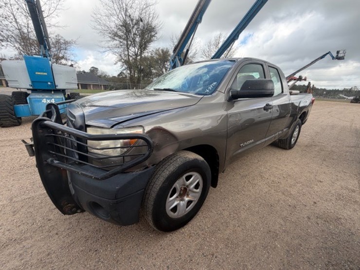 2010-toyota-tundra-image-1