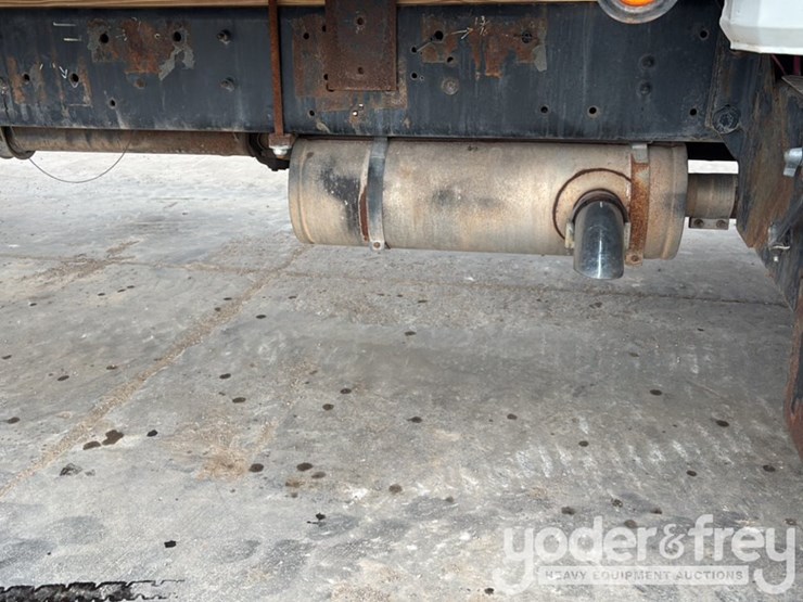 2002-freightliner-fl70-image-20