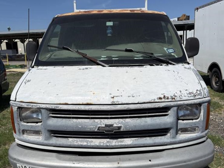 2001-chevrolet-express-3500-image-2