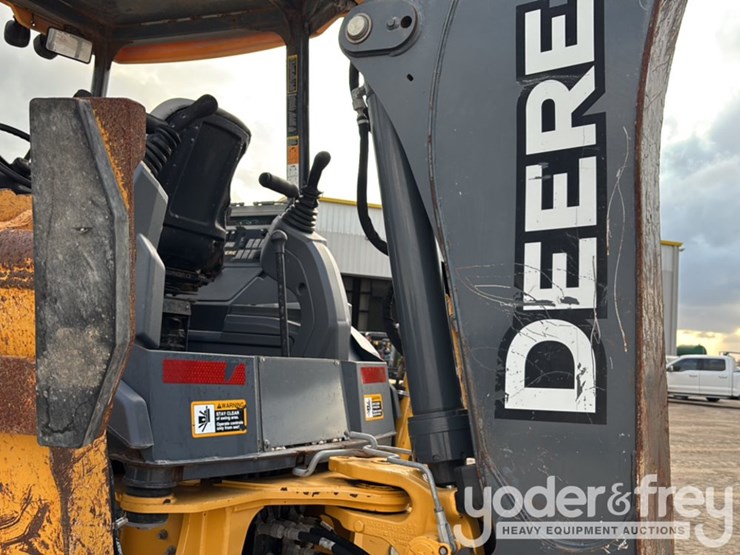 2019-deere-310l-image-27