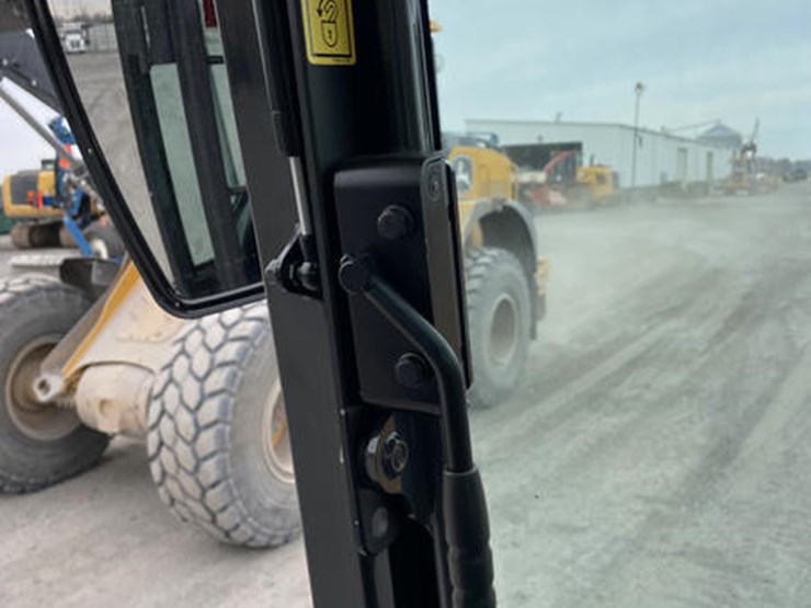 2024-case-cx30c-image-34