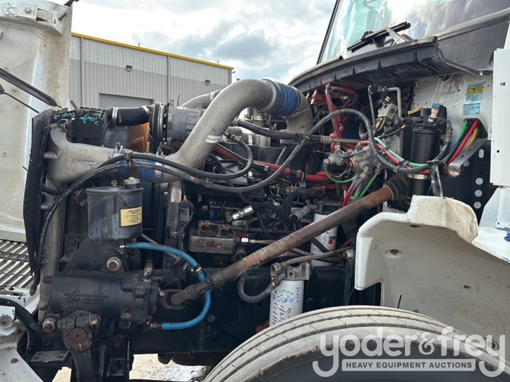 2002-freightliner-fl70-image-34