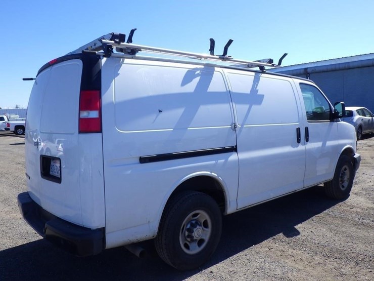 2018-chevrolet-express-2500-image-3