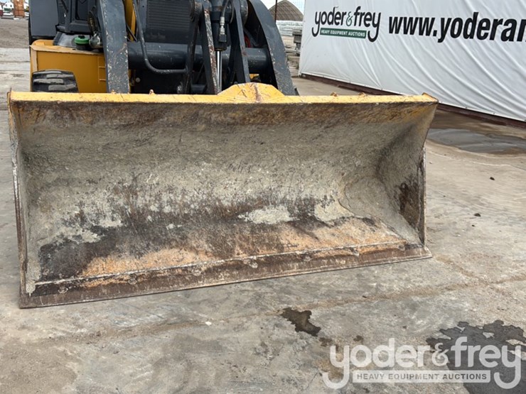 2020-deere-310l-image-19