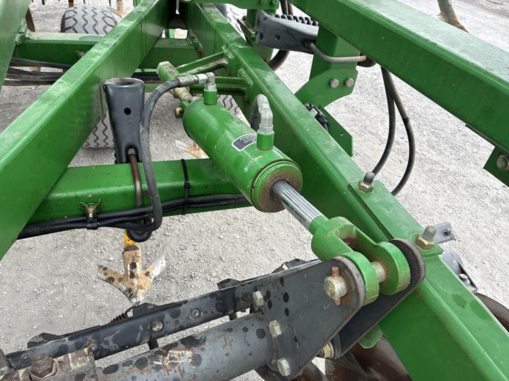 john-deere-2310-image-21