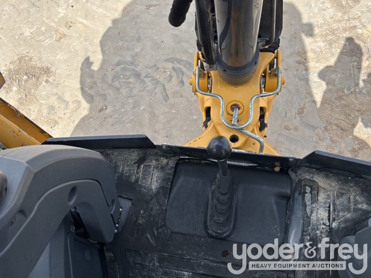 2020-deere-310l-image-43