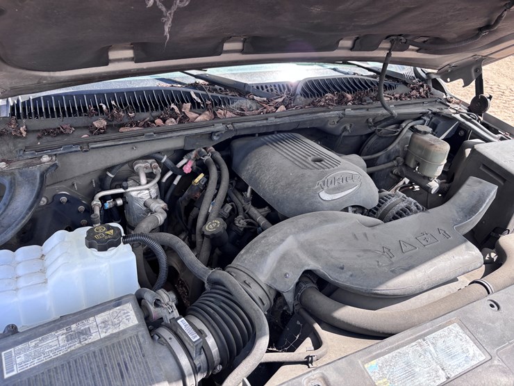 2002-chevrolet-suburban-image-11