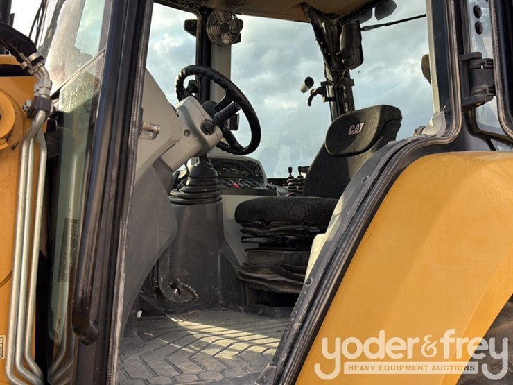 2016-caterpillar-420f2-it-image-47